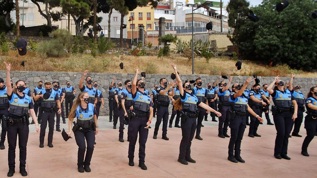 Los nuevos funcionarios de la Policía Local lanzan sus gorras al aire, tras su incorporación. | | JOSÉ CARLOS GUERRA