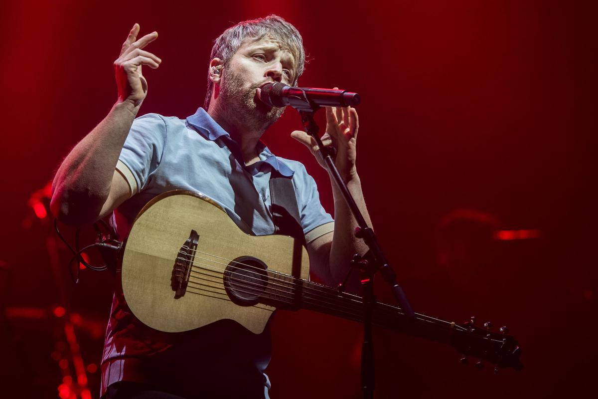 El fenomen Oques Grasses, autenticitat, comunitat i «bolacos» per omplir quatre vegades l’Estadi Olímpic: «No havia vist mai res semblant»