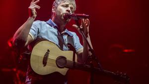 El fenomen Oques Grasses, autenticitat, comunitat i «bolacos» per omplir quatre vegades l’Estadi Olímpic: «No havia vist mai res semblant»