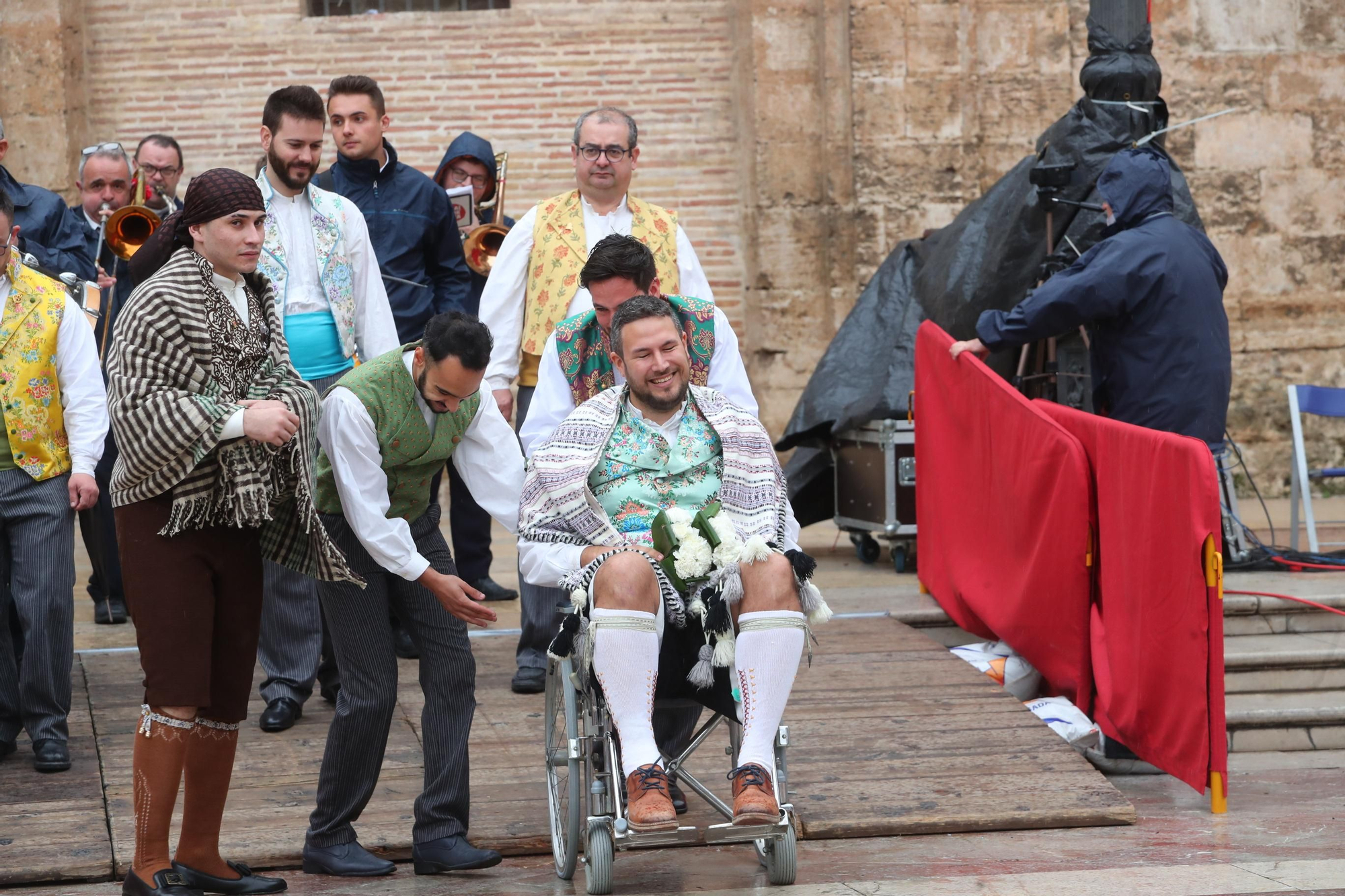 Búscate en el primer día de ofrenda por la calle de la Paz (entre las 15:30 a las 17:00 horas)