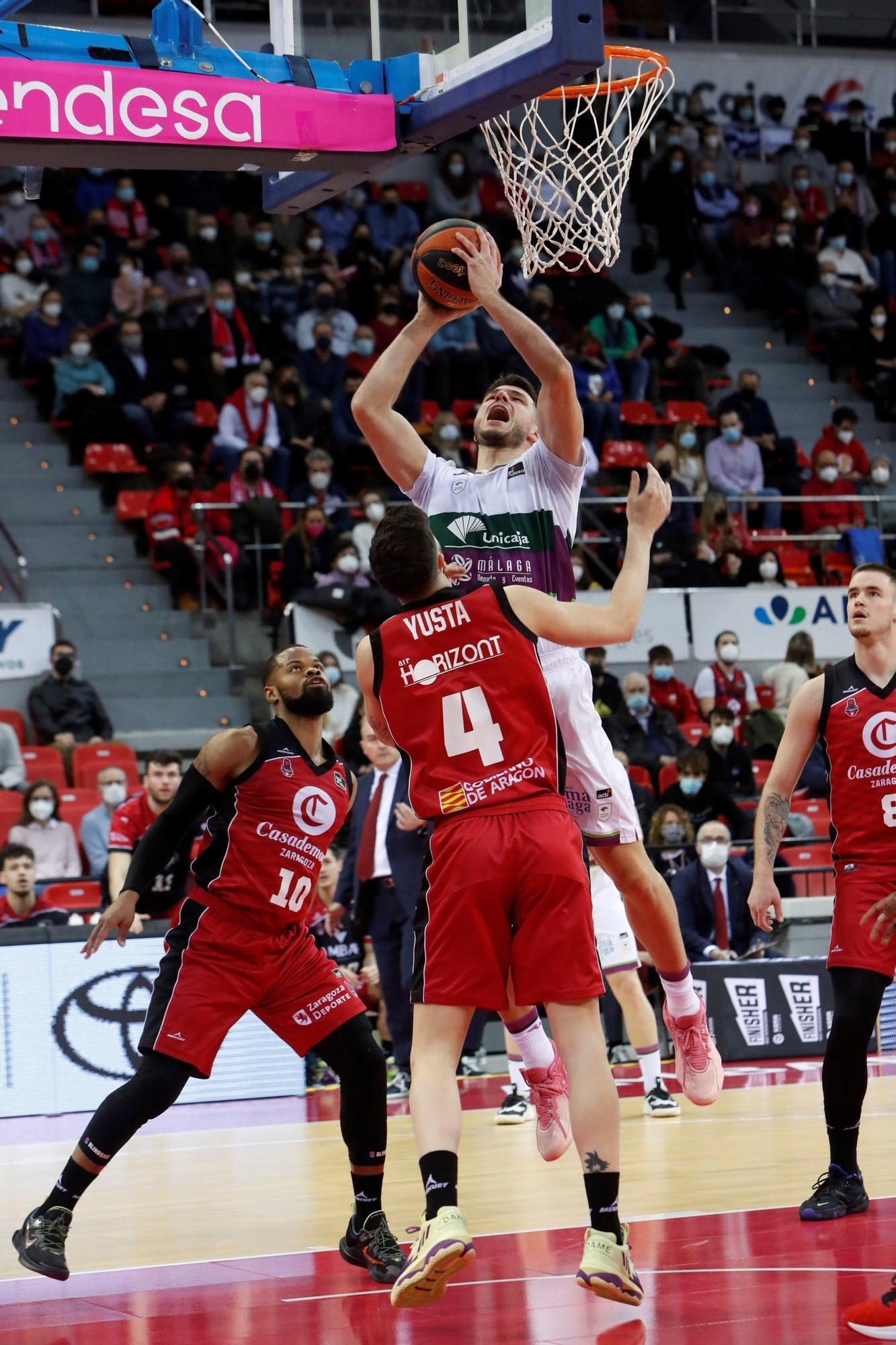 Severa derrota del Unicaja en la pista del Casademont Zaragoza