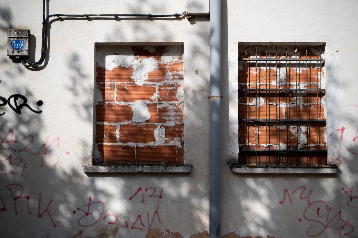 Fotogalería | Ventanas tapiadas, basura y accesos abiertos en las viviendas abandonadas en la avenida de Cervantes de Cáceres