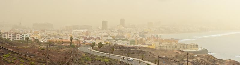 22-02-2020 LAS PALMAS DE GRAN CANARIA. Calima cubre la ciudad, vista desde Las Coloradas  | 22/02/2020 | Fotógrafo: Andrés Cruz