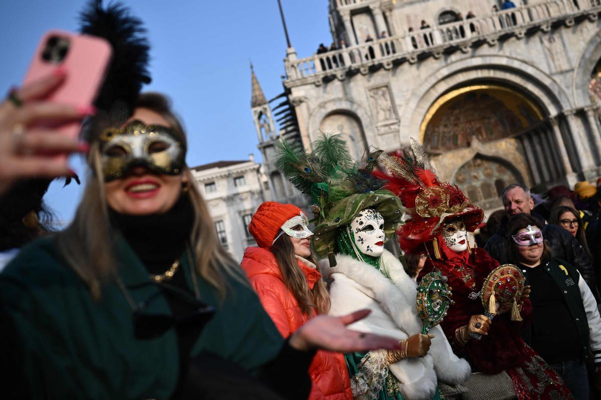 Trajes tradicionales desfilan durante el carnaval de Venecia