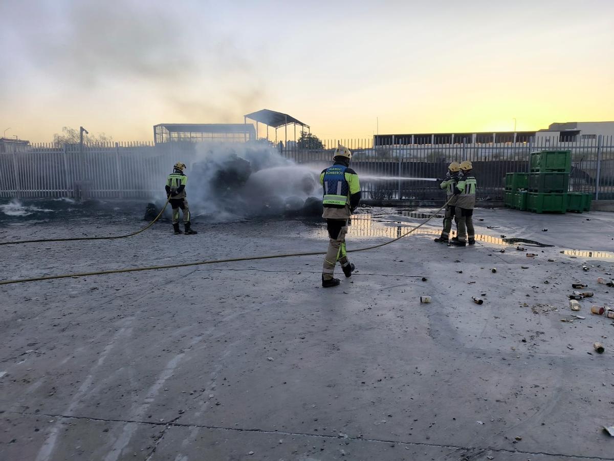 Fotogalería | Los bomberos sofocan el incendio que ha calcinado 20 coches en Mérida Fotogalería | Los bomberos sofocan el incendio que ha calcinado 20 coches en Mérida