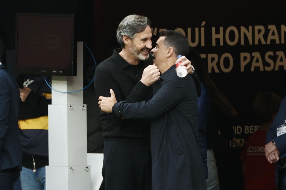 Vicente Moreno y Míchel Sánchez se saludan antes del Osasuna-Girona.