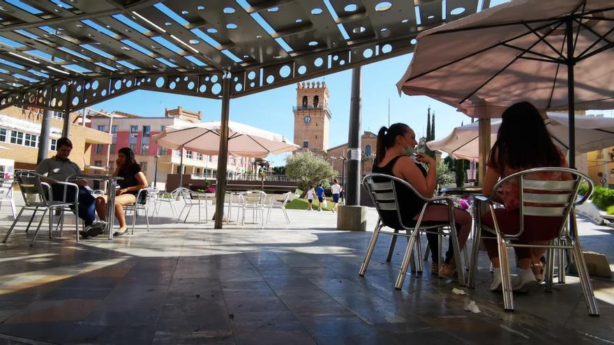 Dos parejas sentadas en las terrazas ubicadas en la Plaza de la Constitución de Totana, ayer.