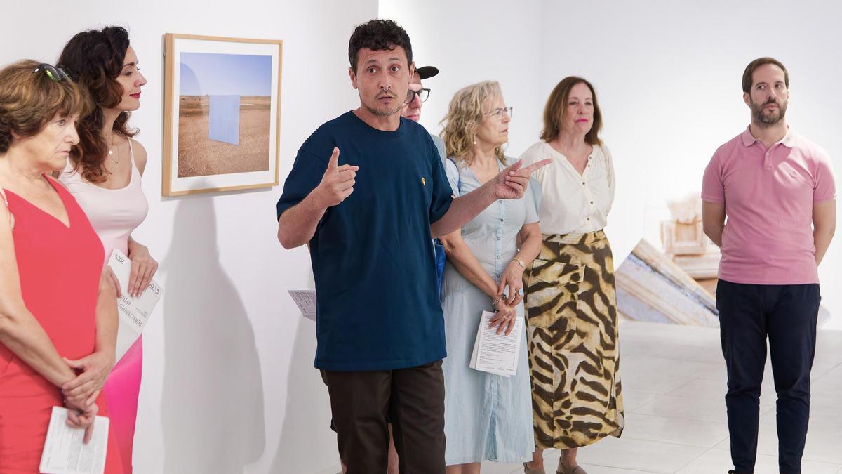 Inauguración en el centro Melchor Zapata de la exposición de Antonio Guerra, en el centro de la imagen.