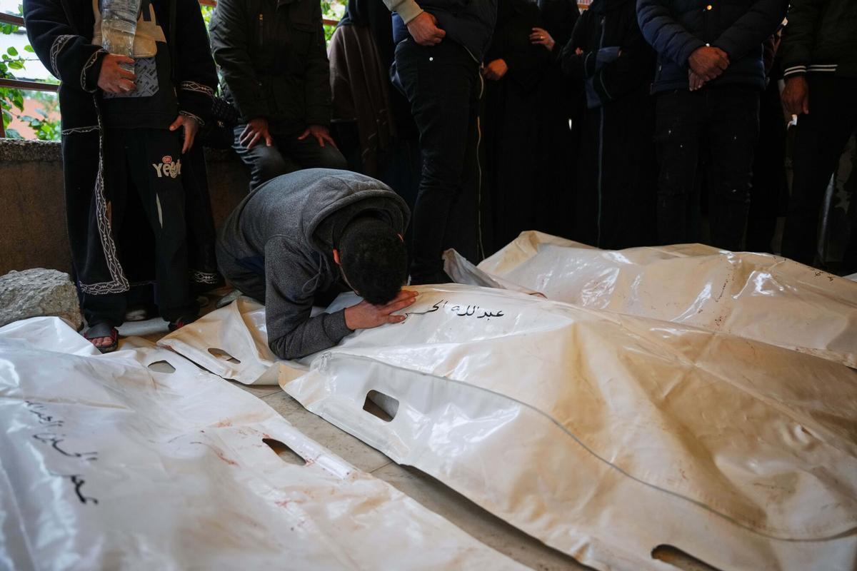 Almenys 14 morts, entre ells cinc nens, a Gaza per atacs aeris d’Israel malgrat l’alto el foc