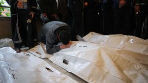 Almenys 14 morts, entre ells cinc nens, a Gaza per atacs aeris d’Israel malgrat l’alto el foc