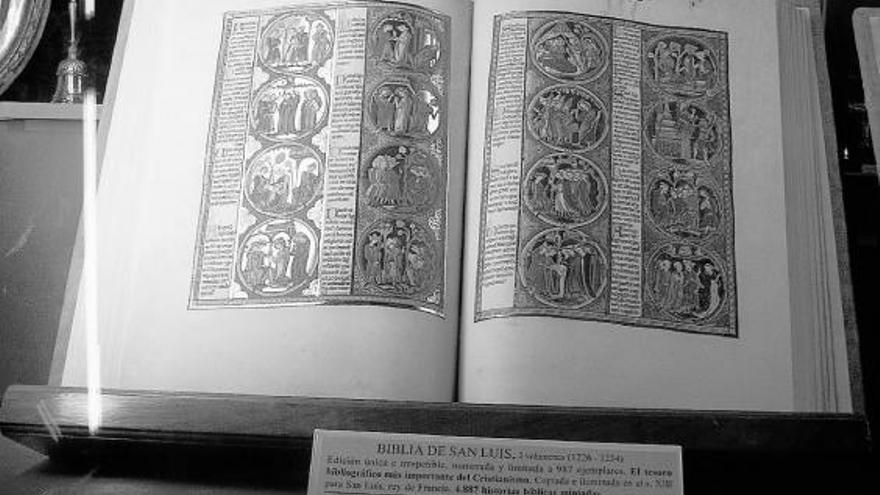 Imagen de la reproducción de la Biblia de San Luis realizada por Moleiro.