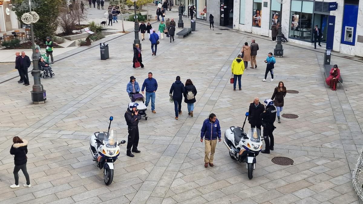 La unidad motorizada, con el inspector Luis Hombreiro y otro agente.