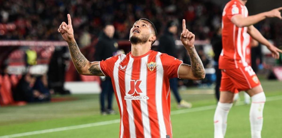 Luis Suárez celebra un gol contra el Almería