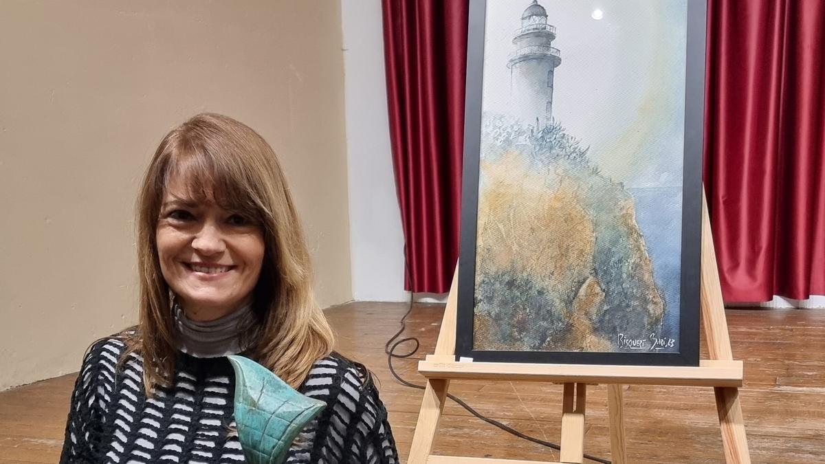 La artista de Xàbia Joana Bisquert y la obra premiada en el certamen de pintura &quot;Desideri Lombarte&quot;