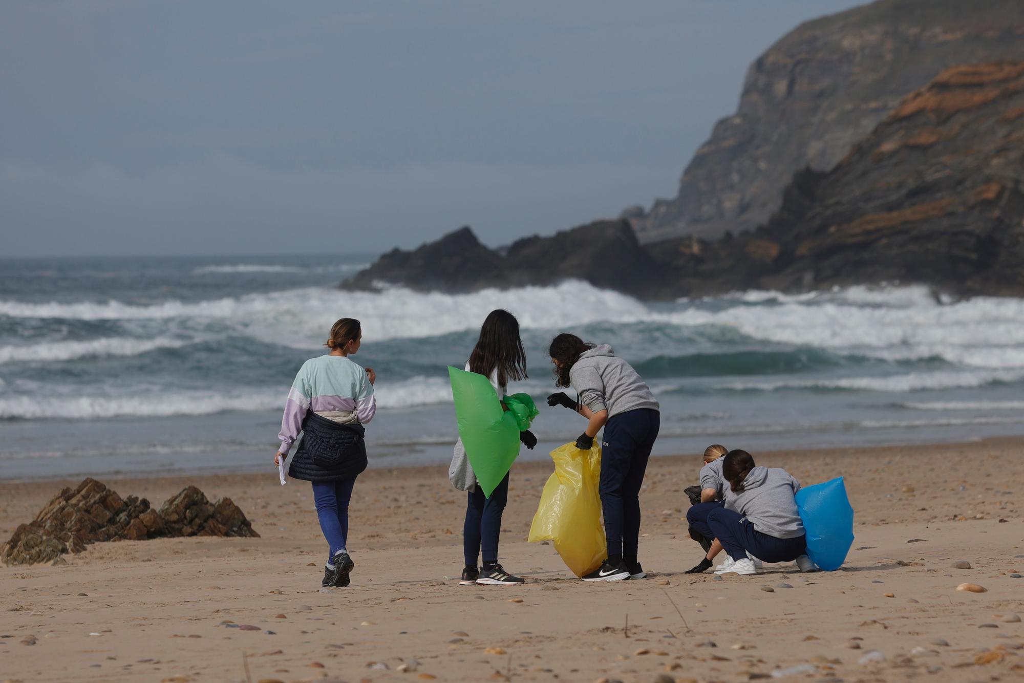 EN IMÁGENES: alumnos del colegio San Fernando limpian la playa de Xagó