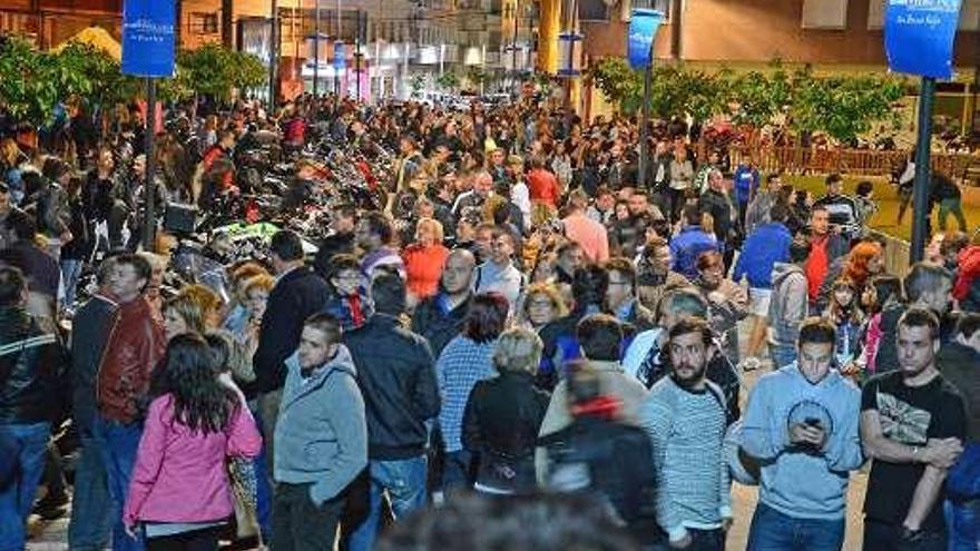 La carpa y los alrededores estaban llenos de gente.