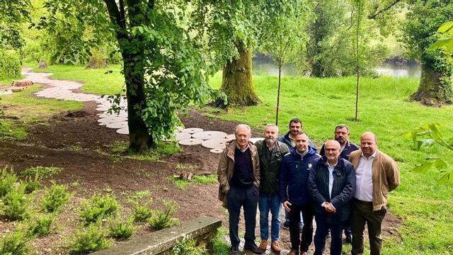 La visita durante la jornada de ayer a la Carballeira de Caldas. | FDV