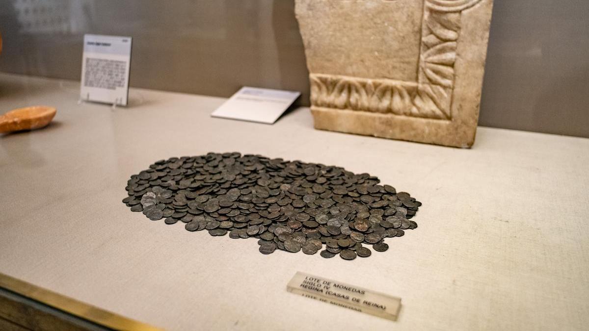 El lote de monedas de Casas de Reina, expuestas en la vitrina.