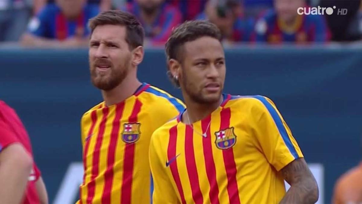 Neymar y Messi, con la camiseta de calentamiento