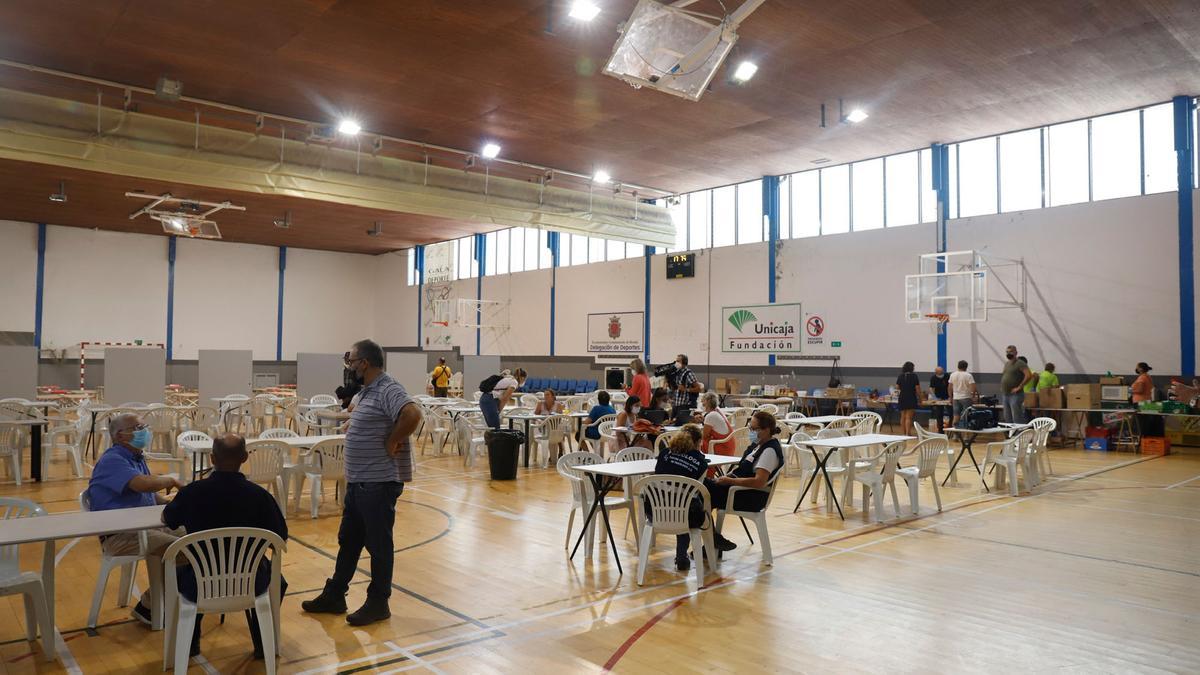 Desalojados por el incendio de Sierra Bermeja en el pabellón San Francisco de Ronda.