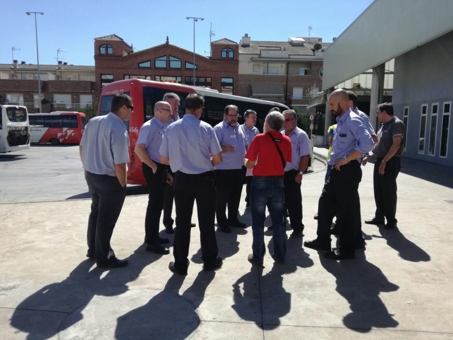 Imatges de manresans preparats per sortir amb autobús cap a Barcelona.