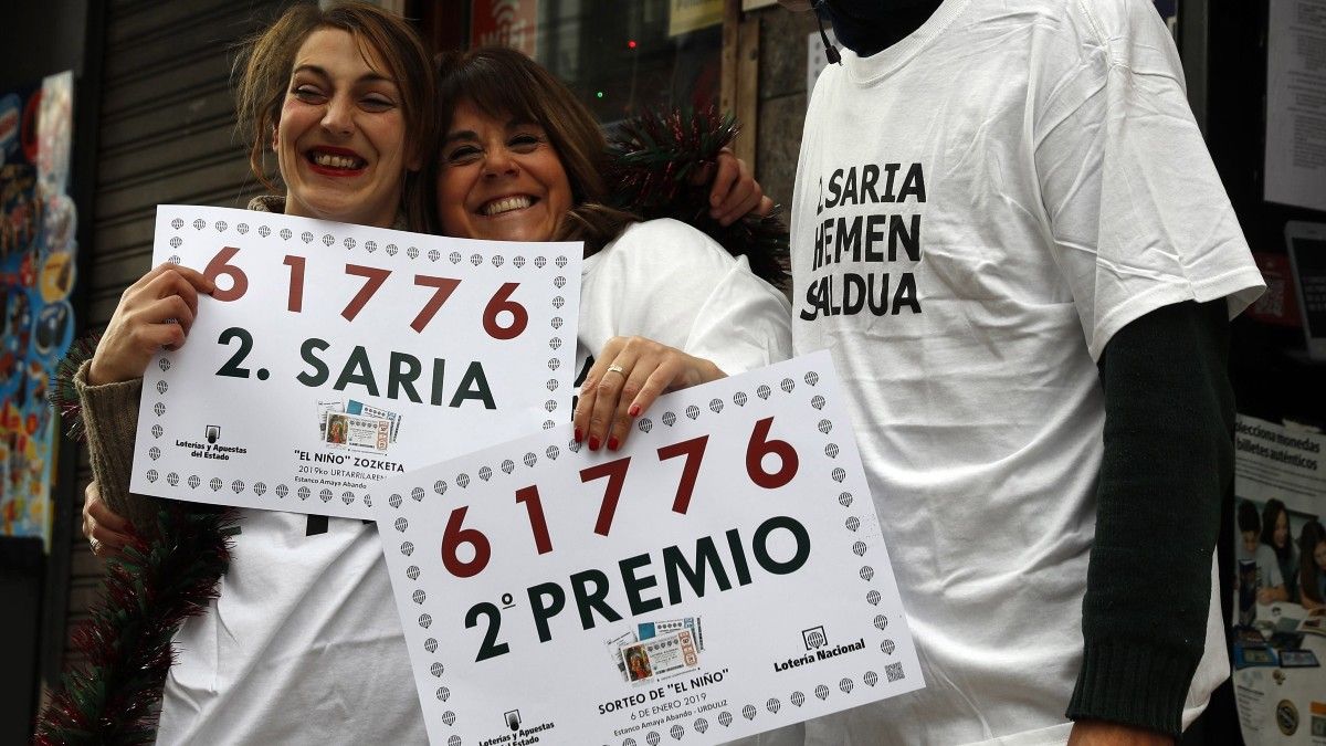 Personas celebrando un premio de la Lotería del Niño