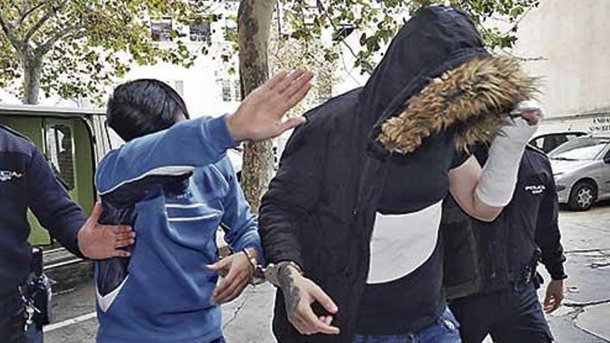 El joven detetenido por su implicación en la violación grupal de Corea, a la derecha con el brazo escayolado, en el juzgado de Palma.