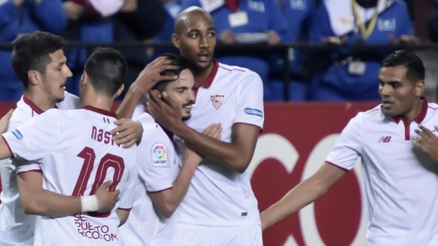 Los jugadores del Sevilla celebran el gol de Sarabia.