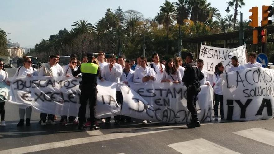 Los alumnos de la Cónsula marcharon ayer en dirección a la delegación del Gobierno de la Junta exigiendo soluciones.