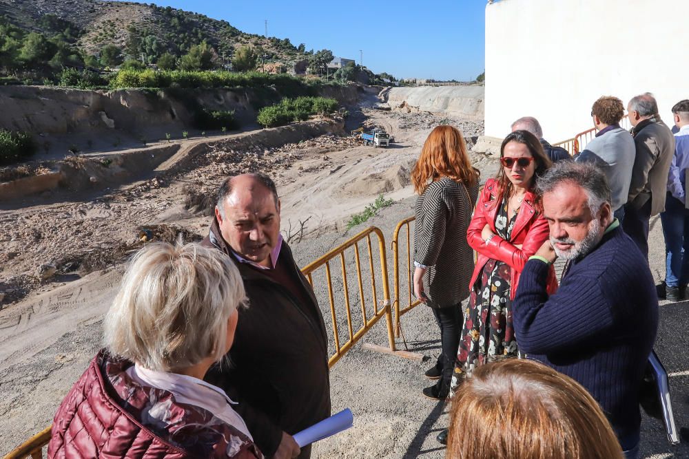 Visita a las zonas más afectadas por la DANA de septiembre en la Vega Baja por parte de expertos que diseñarán las defensas de la comarca frente a futuras a avenidas