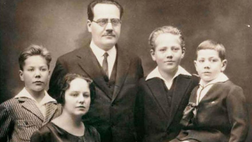 Una de las imágenes familiares que se conservan del matrimonio Negrin con sus tres hijos corresponde a 1930. | lp/ dlp