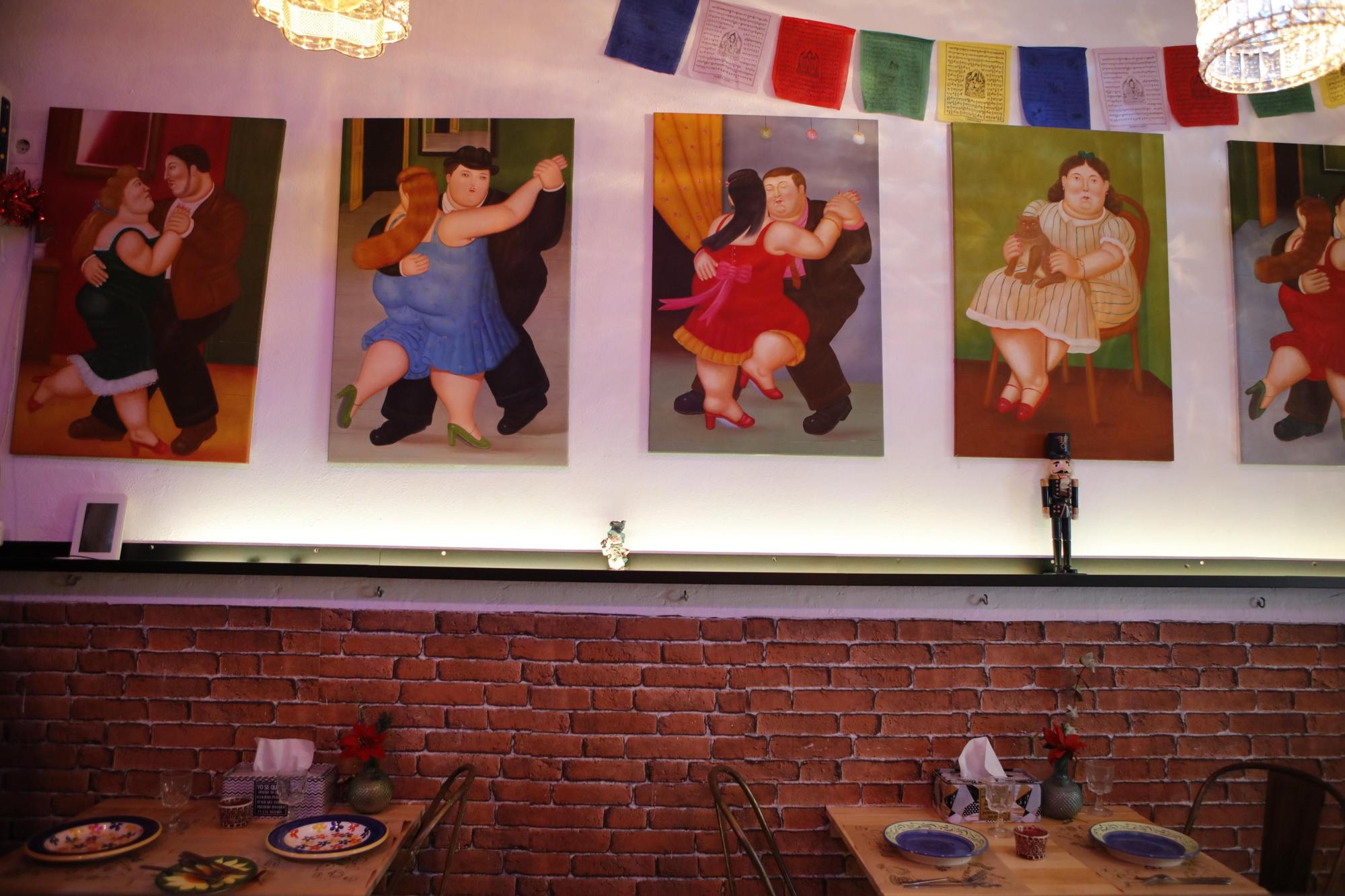 Speisen unter den &quot;Dicken&quot; von Fernando Botero. 