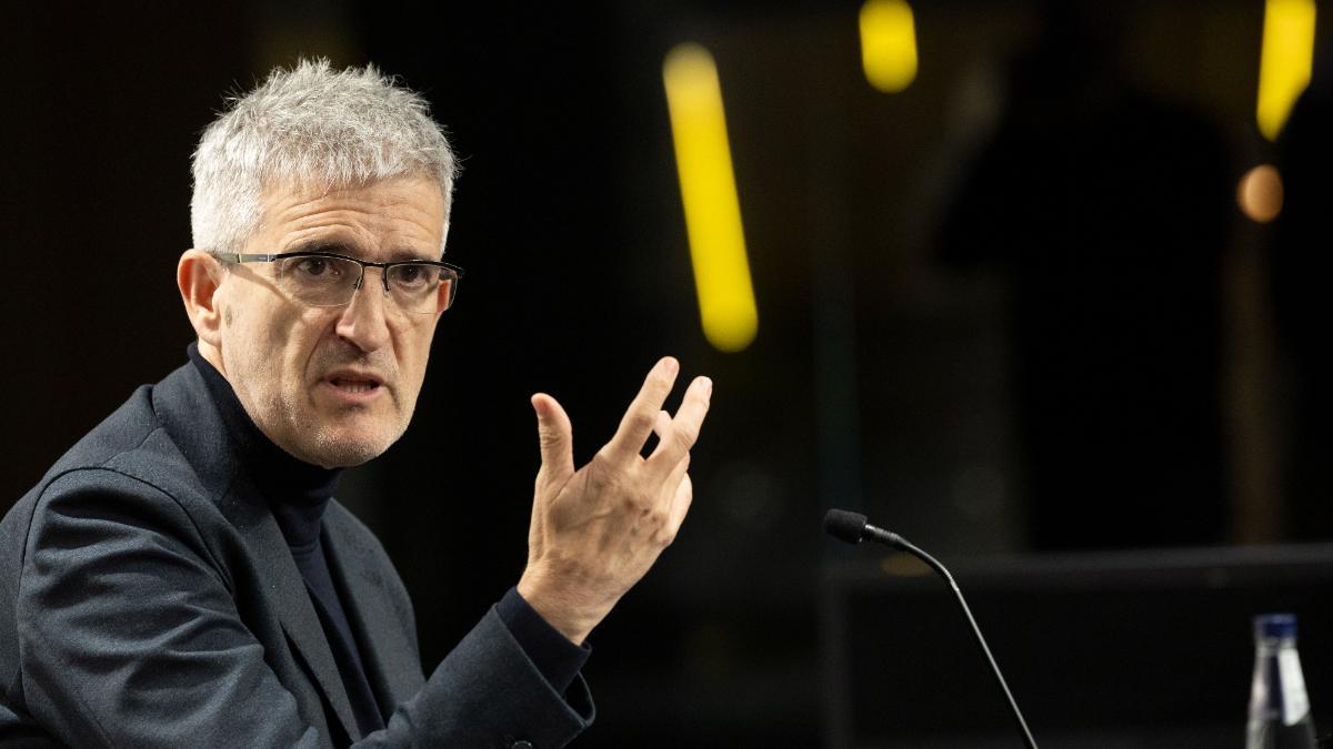 El director de Fútbol de la Real Sociedad, Roberto Olabe, ofrece una conferencia de prensa este jueves en San Sebastián en la que ha anunciado que abandonará la entidad txuri urdin al término de la actual temporada.