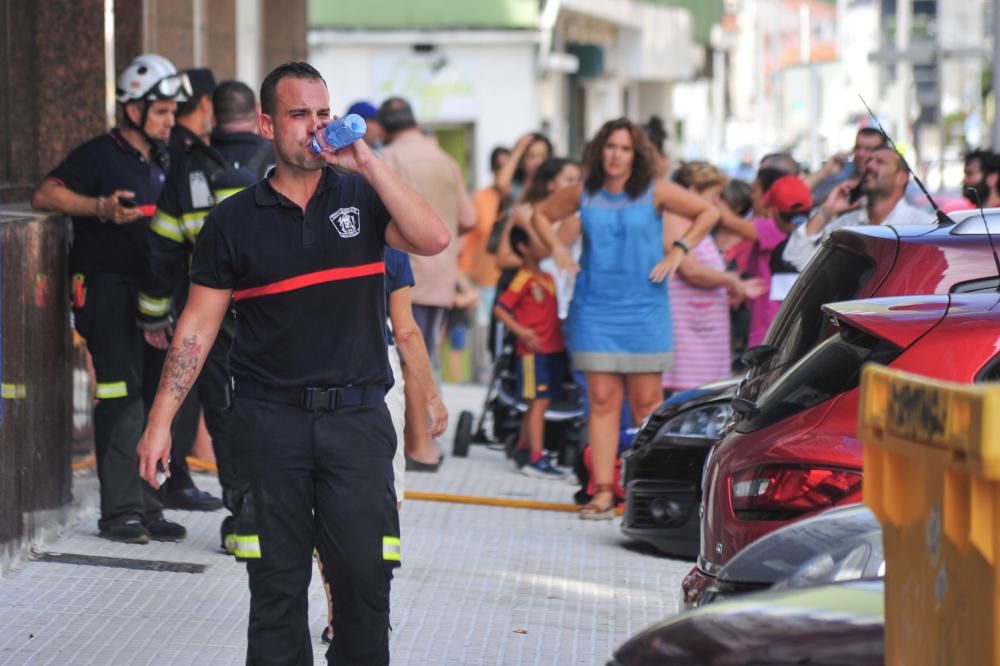 Cinco intoxicados por humo a causa de un incendio en una vivienda de Vilagarcía. El fuego comenzó en la cocina de la séptima planta de un edificio en Rosalía de Castro