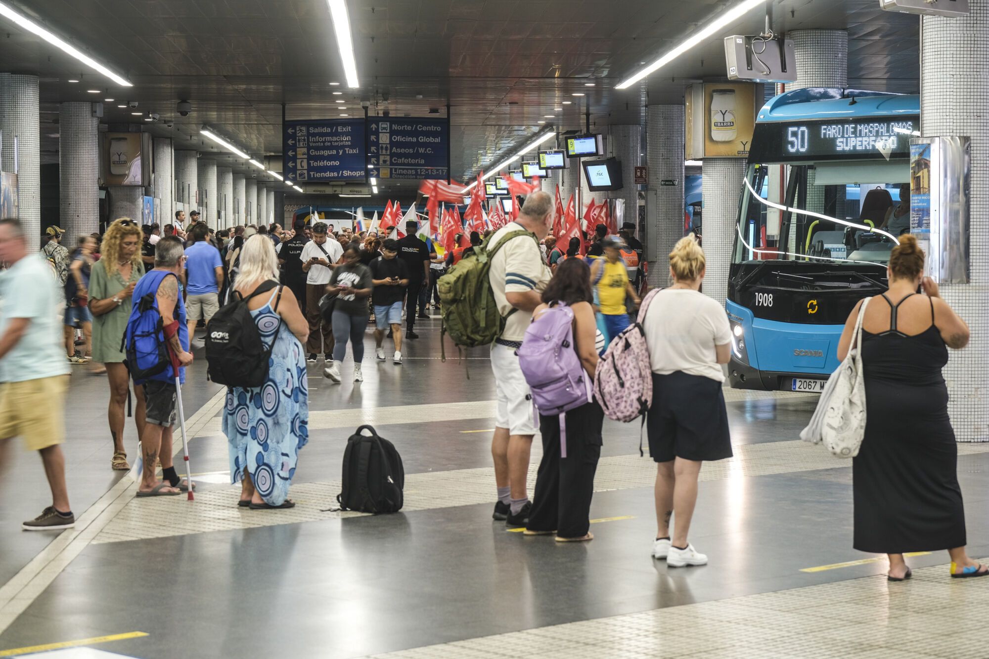 Primera jornada de huelga de los guagüeros del transporte interurbano en Gran Canaria