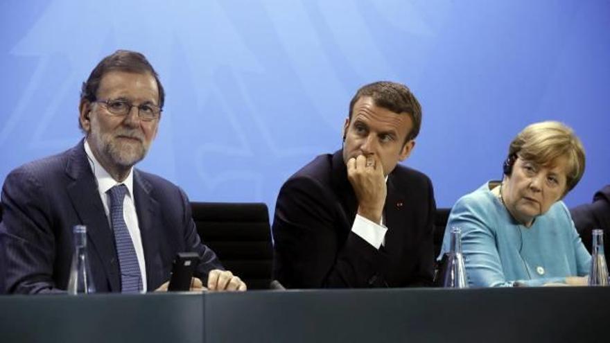 Rajoy, esquerra, amb Macron i Merkel, ahir a Berlín.