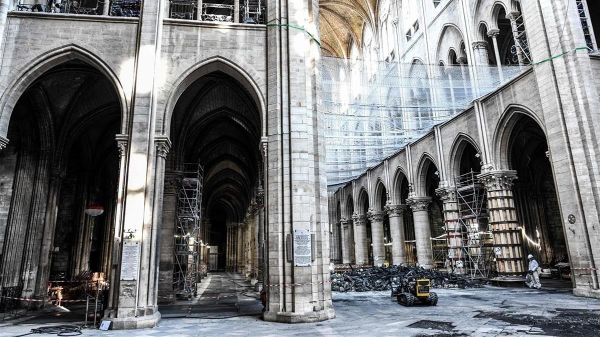 Interior de la catedral de Notre Dame, tras el incendio del 15 de abril del 2019