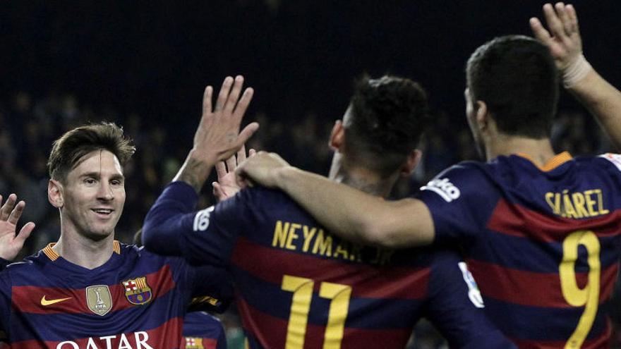 Messi, Suárez i Neymar, celebrant el quart gol