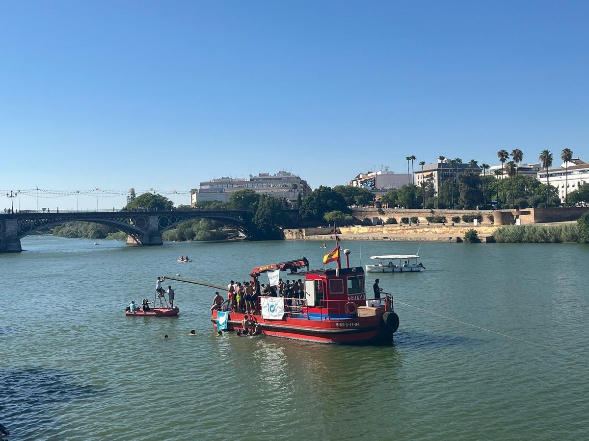 Preparativos de la cucaña de la Velá de Santa Ana