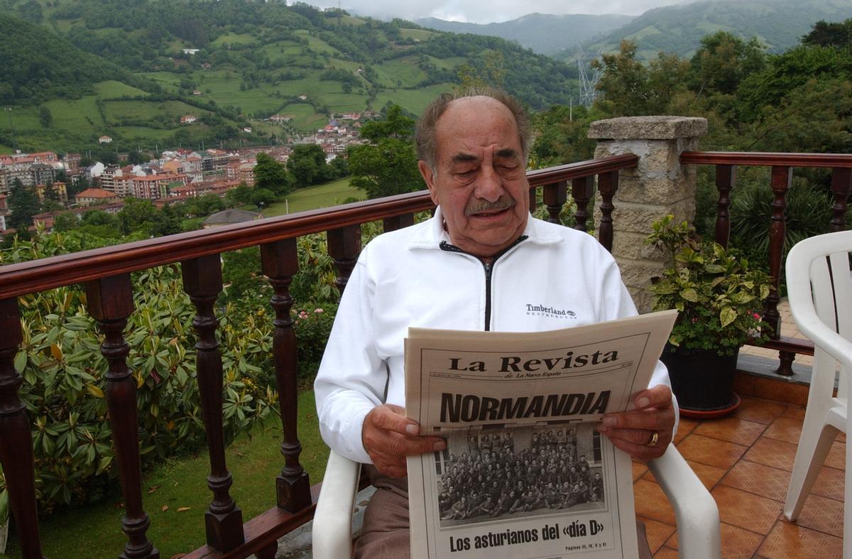 Jesús Velasco, en su casa de Lena, leyendo el reportaje de LA NUEVA ESPAÑA donde se detallaba su peripecia bélica.