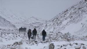 Un grupo de alpinistas se dirigen a uno de los campamentos del Everest.