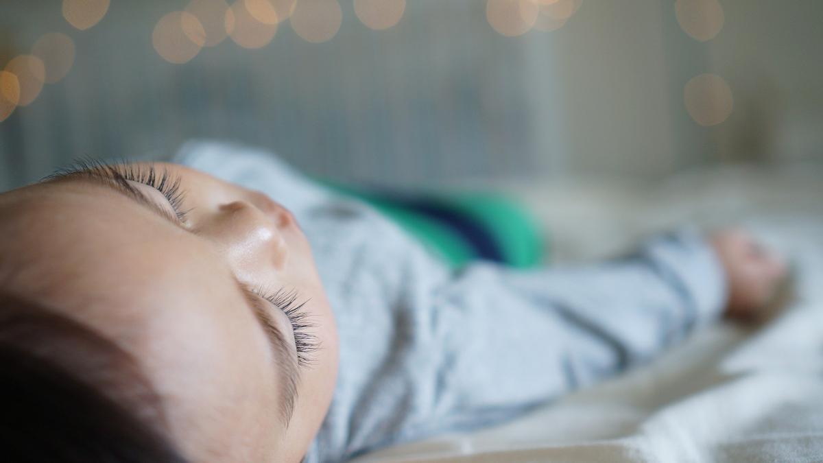 Un niño en su cama.