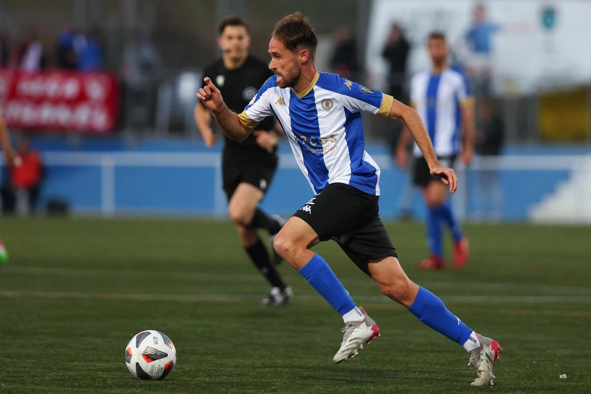 Míchel progresa con la pelota mientras inicia un contragolpe durante un partido del Hércules lejos del Rico Pérez.