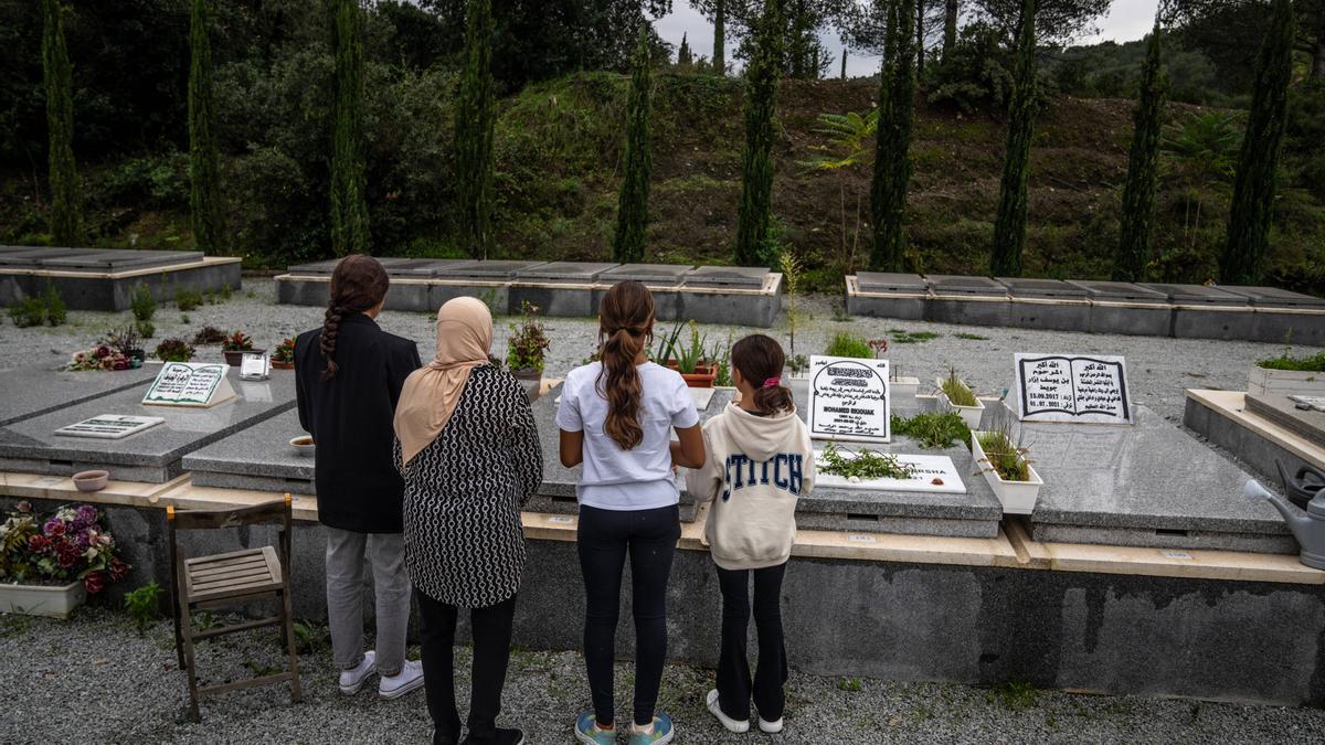 Un grupo de mujeres musulanas de Figueres visitan las tumbas de sus seres queridos en el cementerio de Collserola, en Barcelona.