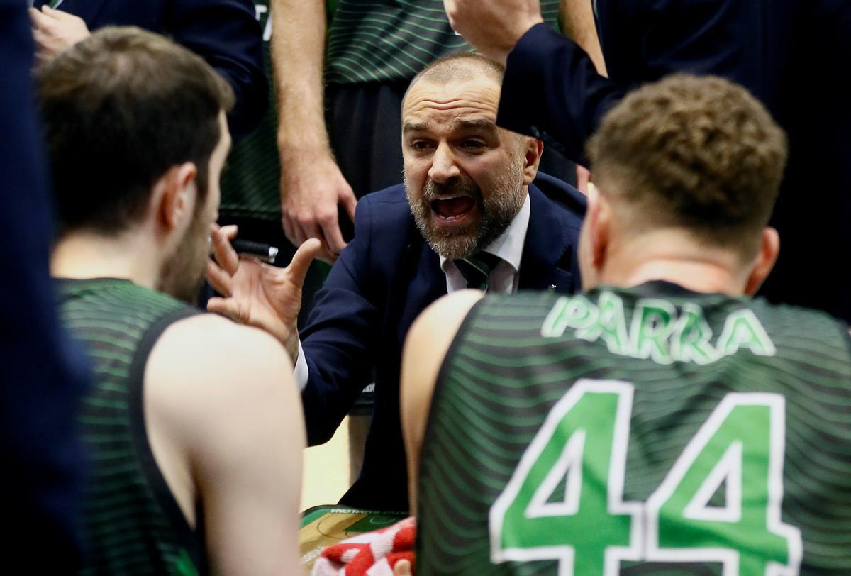 Duran, siempre intenso dando instrucciones a sus jugadores