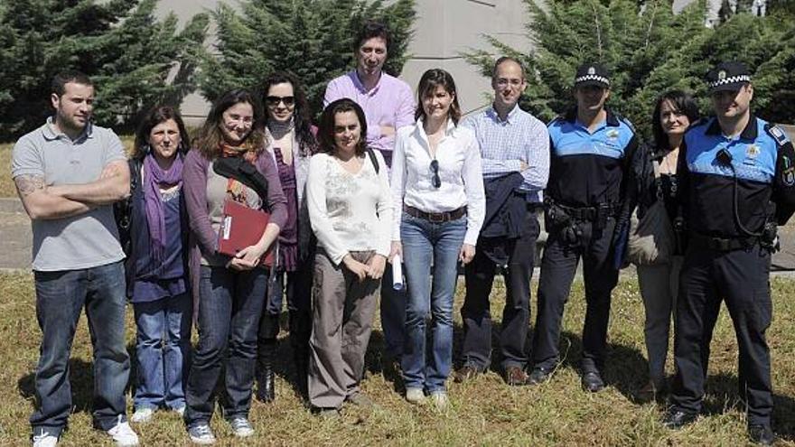 Los encargados de detectar los malos olores posan con la concejal de Medio Ambiente, policías locales y técnicos municipales. / carlos pardellas