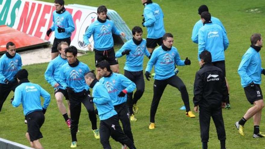 Los jugadores del Celta, durante el entrenamiento de ayer en Balaídos.  // Ricardo Grobas