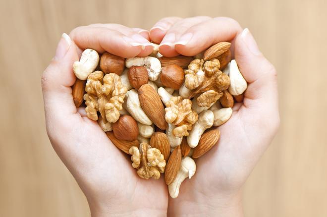 Los frutos secos como nueces y avellanas son ideales para un snack saludable rico en grasas buenas