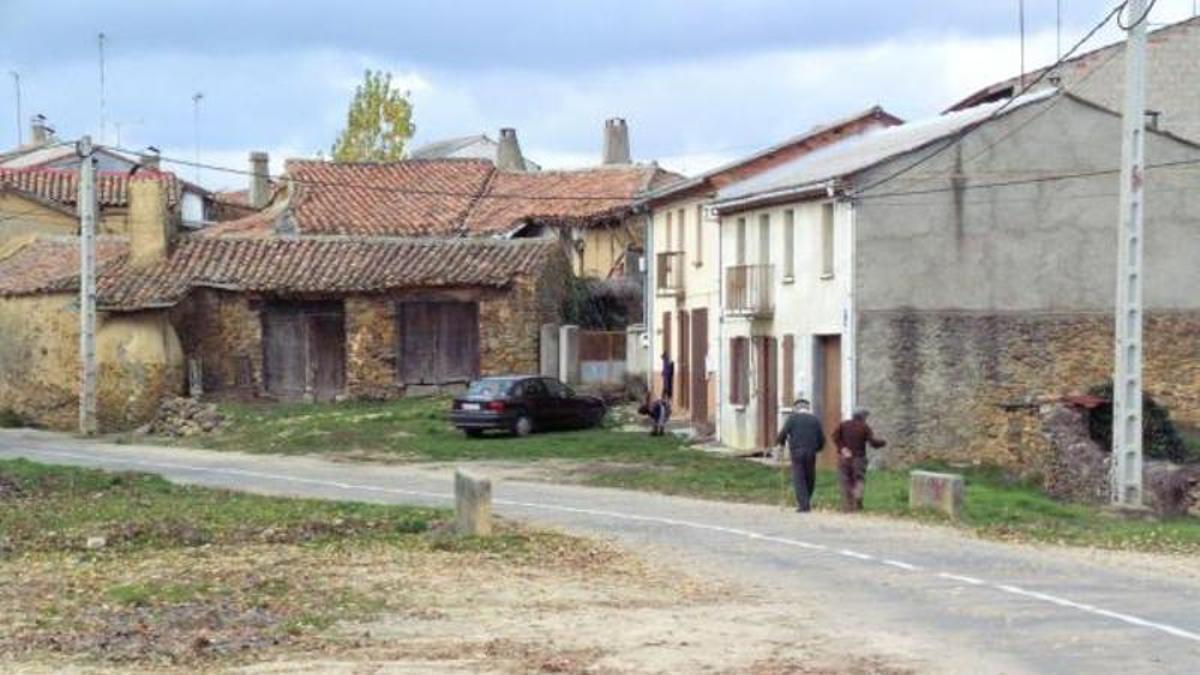 Dos vecinos en una de las calles de la localidad sanabresa de Peque.