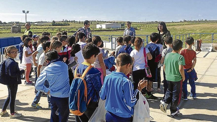 Alumnos del Juan Blanco visitan el punto limpio